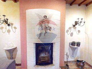 Villa in Vendita a Gubbio, 290'000&euro;, 260 m²