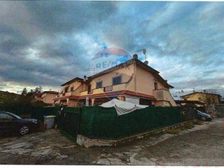 Appartamento in Vendita a Perugia, 99'352€, 115 m²