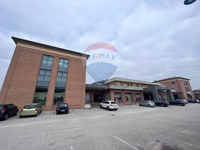 Immobile commerciale in Affitto a Perugia, 1'400&euro;, 300 m²