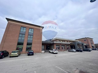 Immobile commerciale in Affitto a Perugia, 1'400&euro;, 300 m²