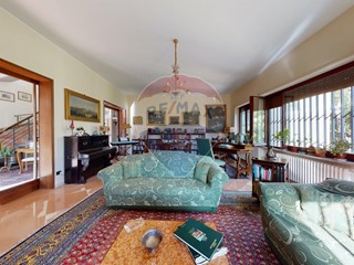 Villa in Vendita a Perugia, 520'000€, 550 m²