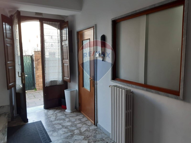 Casa Indipendente in Vendita a Monteleone di Puglia, 68'000&euro;, 220 m²