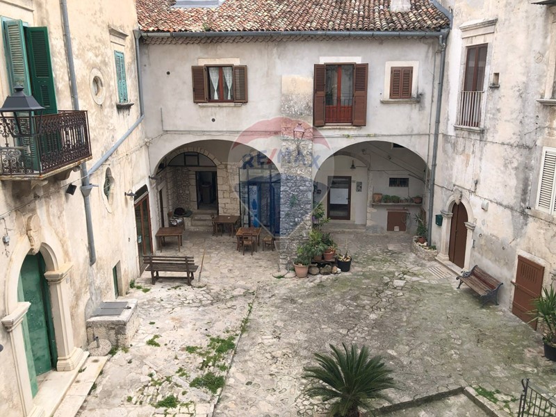 Appartamento in Vendita a Vico del Gargano, 290'000&euro;, 620 m²