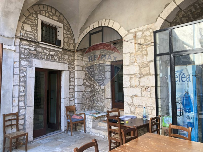 Immobile commerciale in Vendita a Vico del Gargano, 110'000&euro;, 210 m²