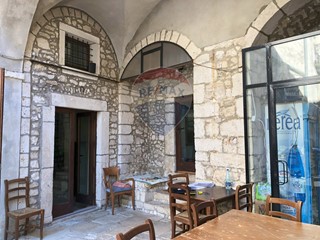 Immobile commerciale in Vendita a Vico del Gargano, 110'000&euro;, 210 m²