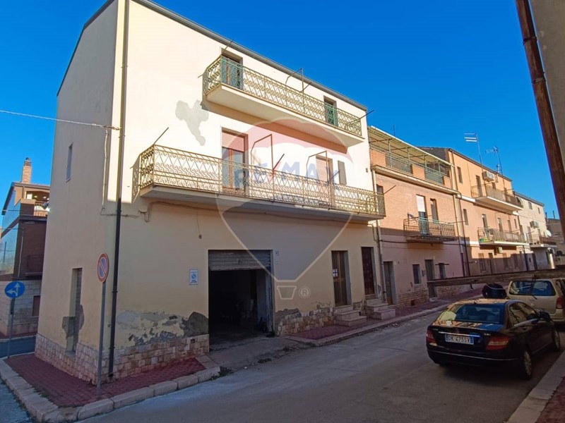 Casa Indipendente in Vendita a Castelluccio dei Sauri, 65'000€, 230 m², con Box