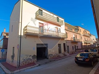 Casa Indipendente in Vendita a Castelluccio dei Sauri, 65'000€, 230 m², con Box