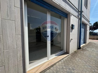Immobile commerciale in Affitto a Manfredonia, 550&euro;, 82 m²