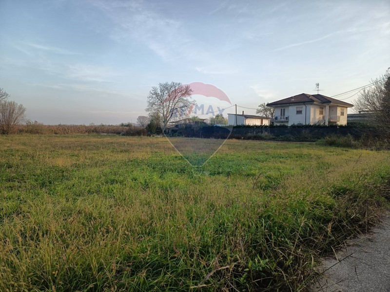 Terreno edificabile in Vendita a Sannazzaro de' Burgondi, 41'000&euro;, 2500 m²