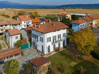 Casa Indipendente in Vendita a Strambino, 215'000&euro;, 295 m²