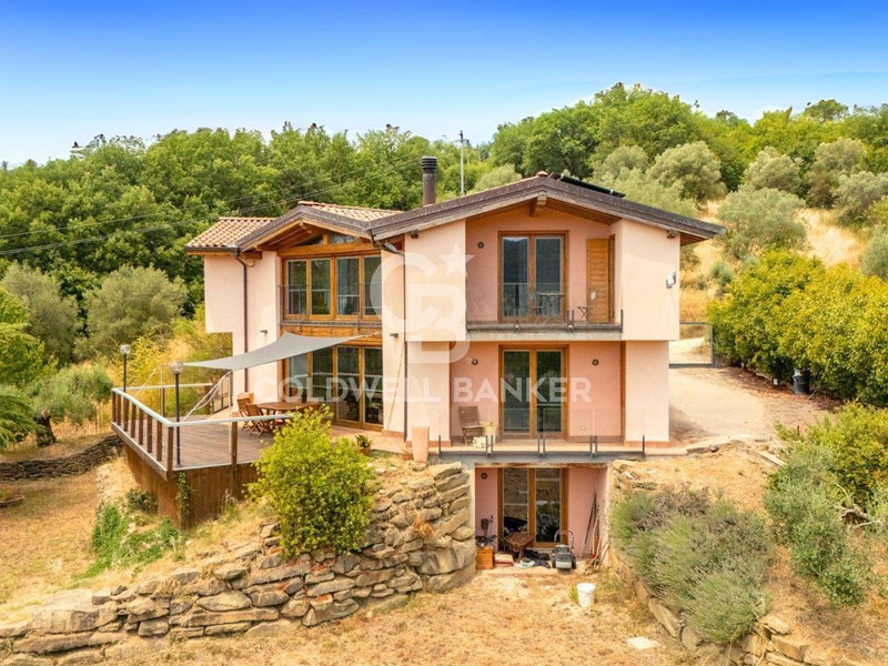 Villa in Vendita a Perugia, 450'000€, 450 m²