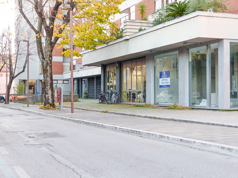 Immobile commerciale in Affitto a Foligno, 1'600€, 90 m²