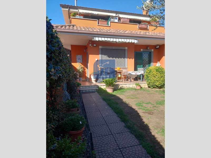 Villa in Vendita a Pomezia, 285'000€, 160 m²