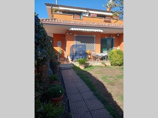 Villa in Vendita a Pomezia, 285'000€, 160 m²