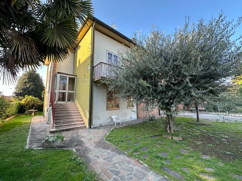 Casa Indipendente in Vendita a Medolla, 199'000€, 235 m²