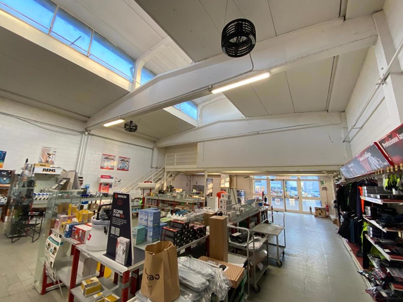 Capannone in Affitto a Settimo Milanese, 2'500€, 550 m²