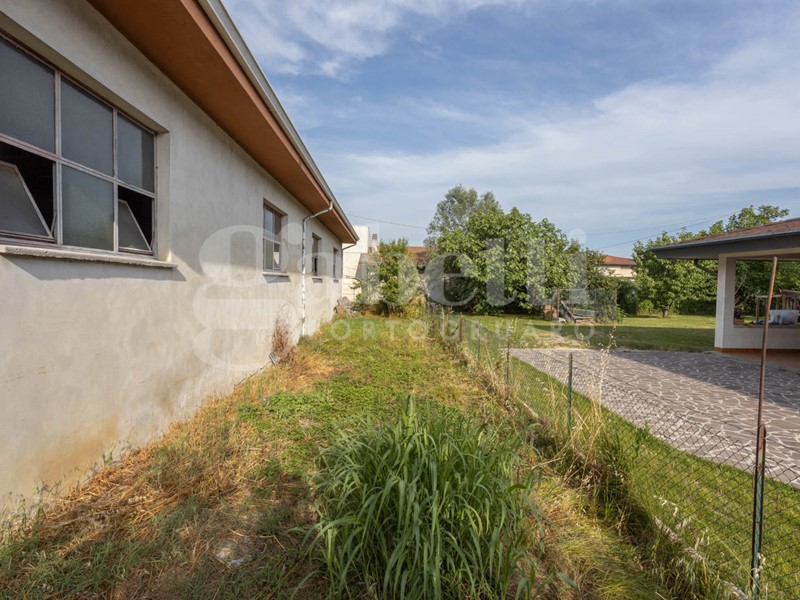 Capannone in Vendita a Gruaro, 80'000€, 435 m²