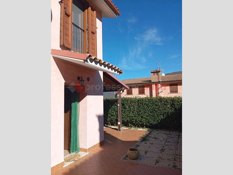 Villa bifamiliare in Vendita a Rocca di Botte, 69'000&euro;, 70 m²