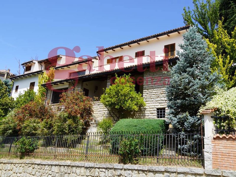 Villa in Vendita a Cosenza, 300'000€, 500 m²
