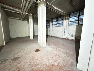 Capannone in Vendita a Bologna, 250'000€, 453 m²