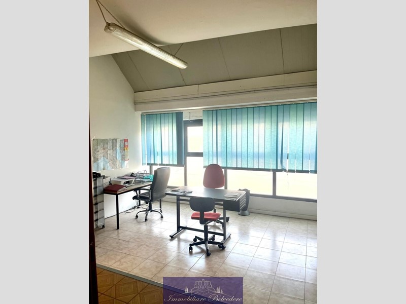 Capannone in Vendita a Campi Bisenzio, zona Capalle, 360'000&euro;, 300 m²