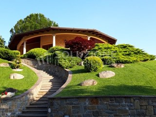 Villa in Vendita a Sarnico, 790'000€, 396 m²