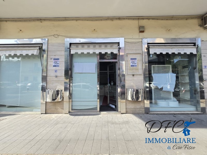 Negozio in Affitto a Afragola, 1'500&euro;, 90 m²