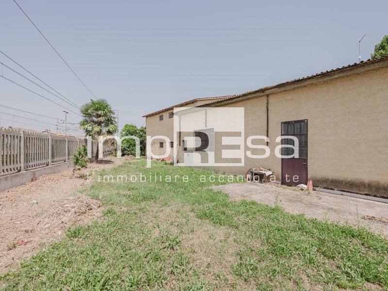 Magazzino in Vendita a Quarto d'Altino, 97'500€, 171 m²