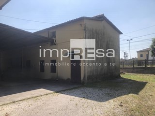 Magazzino in Vendita a Quarto d'Altino, 97'500€, 171 m²