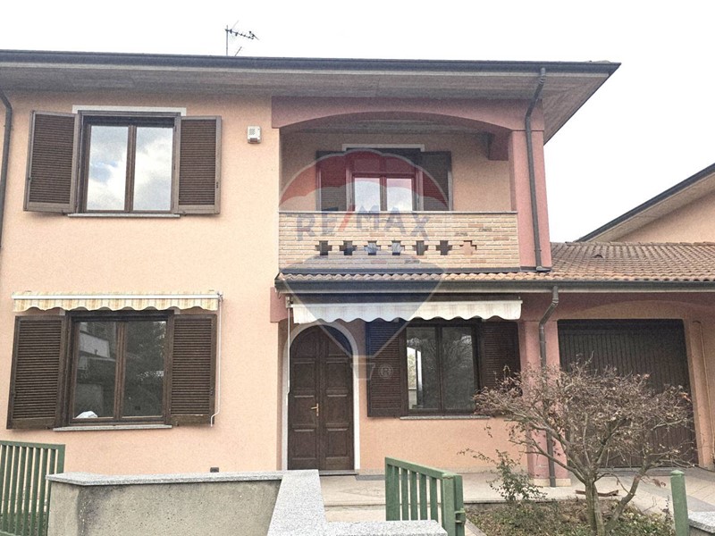 Casa Semi Indipendente in Vendita a Sannazzaro de' Burgondi, 195'000&euro;, 230 m²