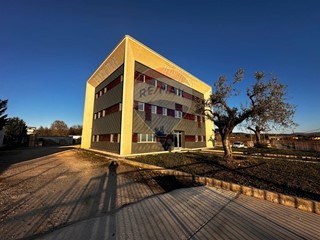 Ufficio in Affitto a Apice, 3'000&euro;, 650 m²