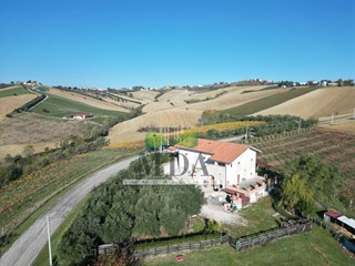 Casa Indipendente in Vendita a Torano Nuovo, 180'000&euro;, 200 m²