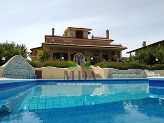 Villa in Vendita a Controguerra, 820'000€, 724 m²