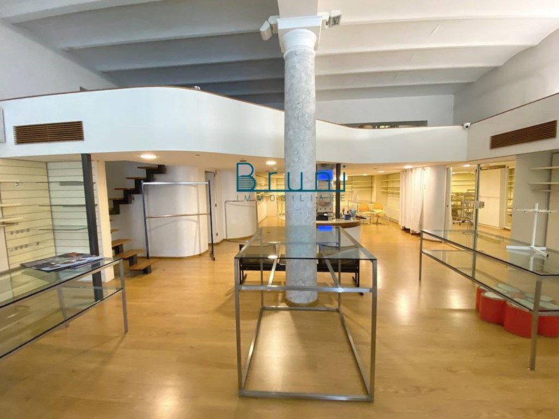 Immobile commerciale in Affitto a San Benedetto del Tronto, 1'200€, 145 m²