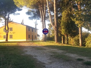 Rustico in Vendita a Mombaroccio, 384'000€, 237 m²