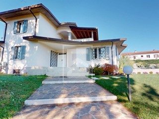 Villa in Vendita a Peschiera del Garda, 1'098'000€, 500 m²