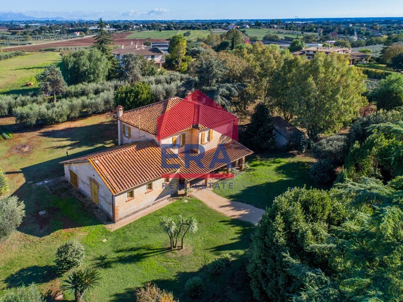 Rustico in Vendita a Pomezia, 600'000€, 260 m²