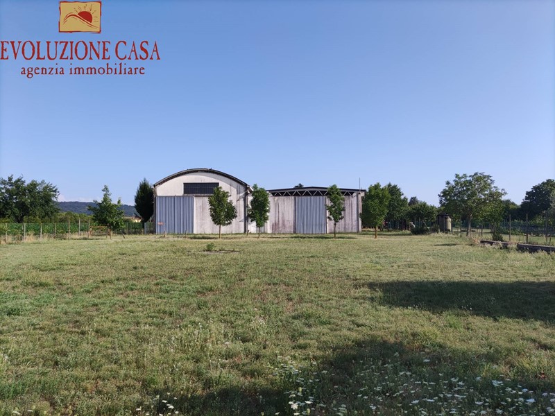Capannone in Vendita a Gradisca d'Isonzo, 140'000€, 1250 m²