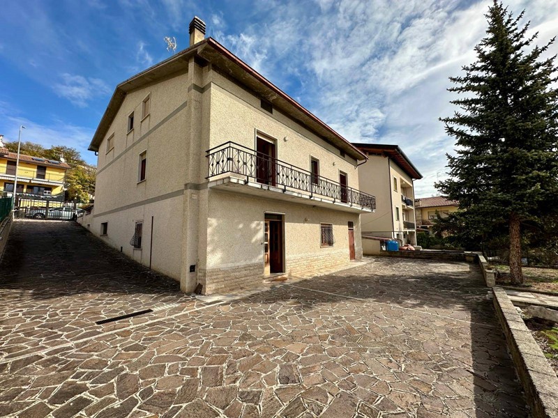 Villa in Vendita a Poggio Picenze, 260'000&euro;, 260 m²