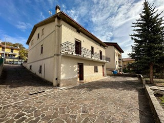 Villa in Vendita a Poggio Picenze, 260'000&euro;, 260 m²