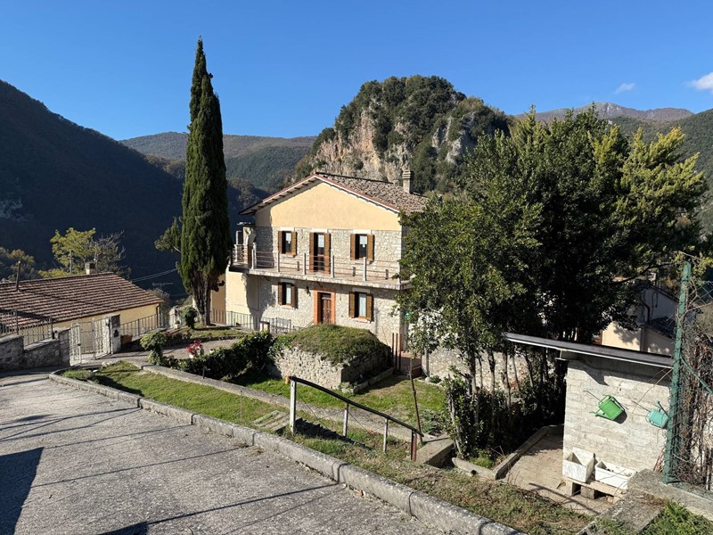 Casa Semi Indipendente in Vendita a Cerreto di Spoleto, 160'000€, 300 m²