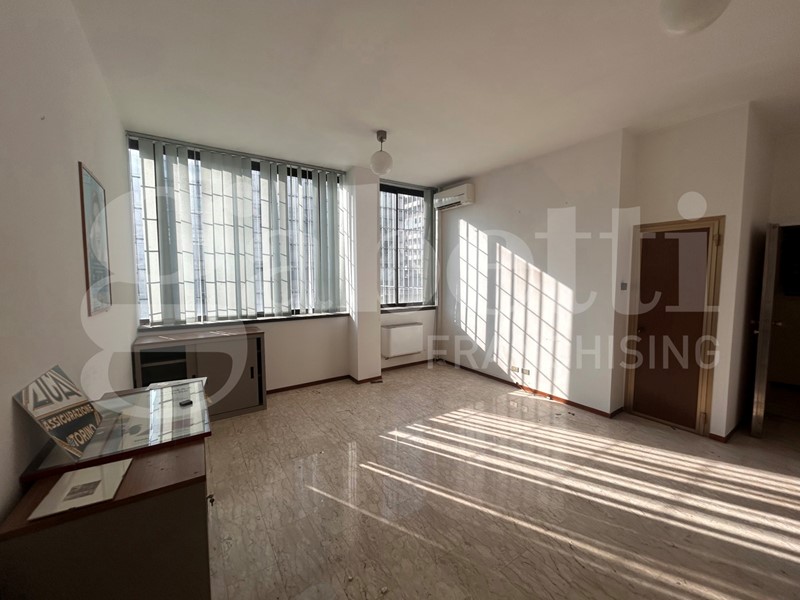 Ufficio in Vendita a Modena, 380'000€, 203 m²