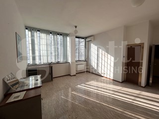 Ufficio in Vendita a Modena, 380'000€, 203 m²