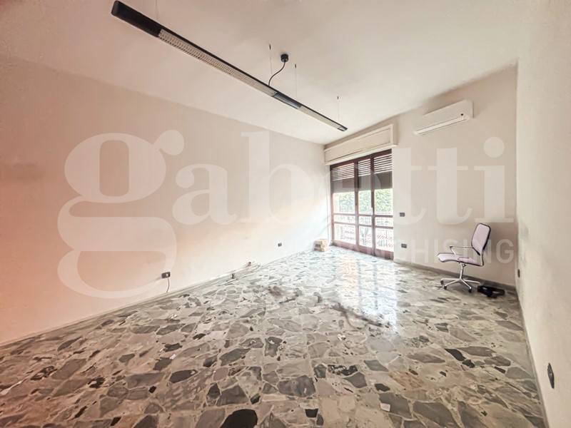Ufficio in Affitto a Pompei, 850&euro;, 75 m²