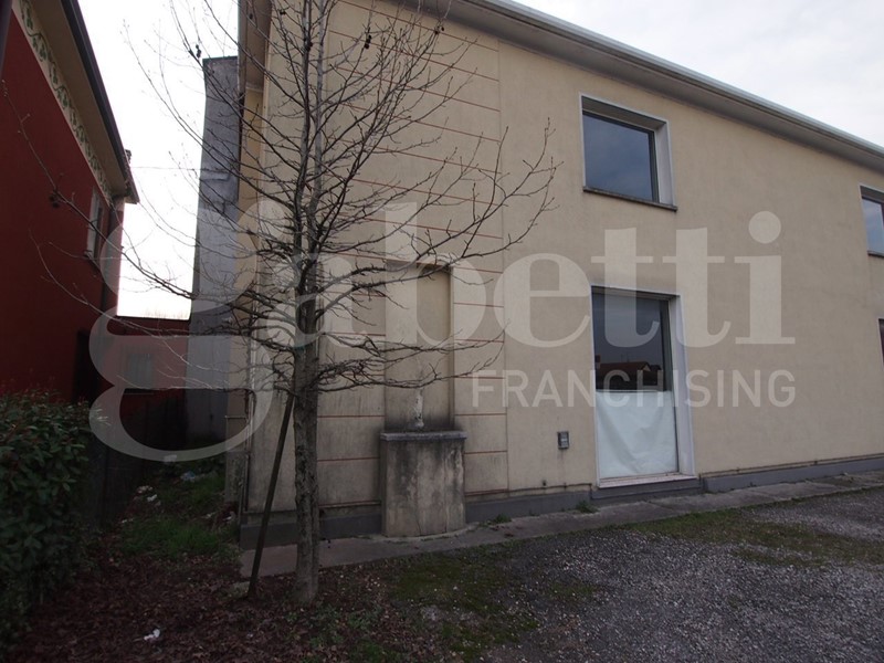 Capannone in Vendita a Oppeano, 1'035'000€, 3873 m²