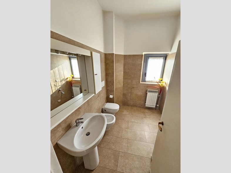 Ufficio in Affitto a Cinisello Balsamo, 950€, 114 m²