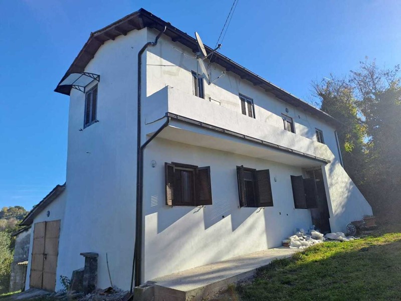 Casa Indipendente in Vendita a Amelia, 280'000&euro;, 217 m², con Box