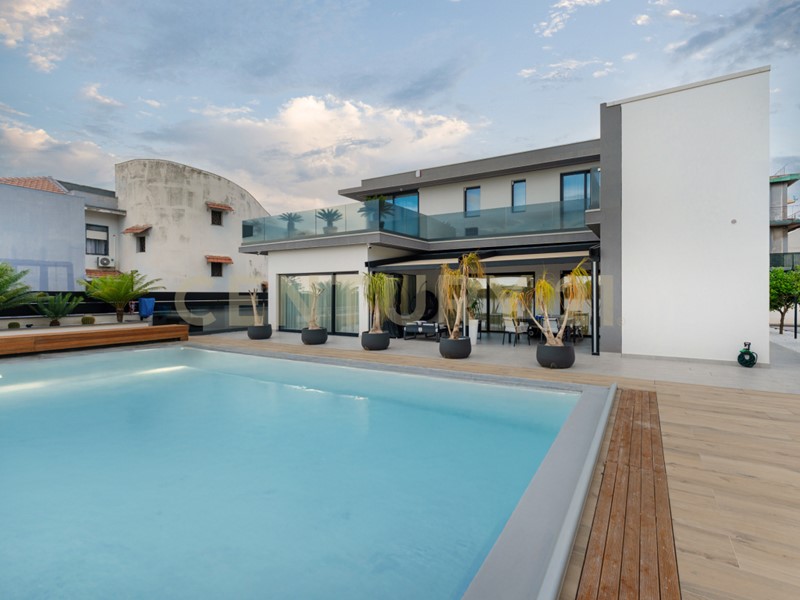 Casa Indipendente in Vendita a Catania, 620'000&euro;, 290 m², con Box