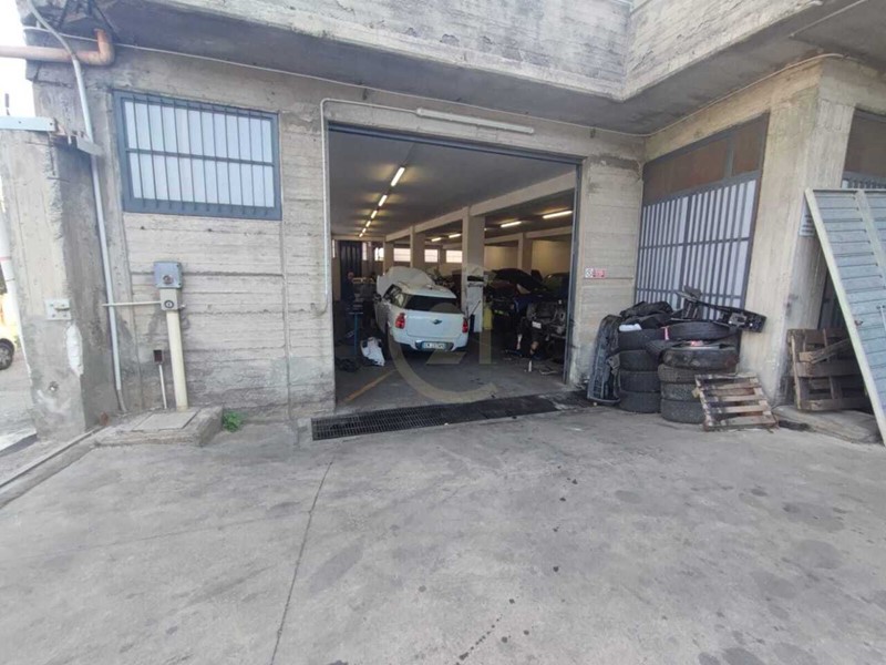 Capannone in Vendita a Motta Sant'Anastasia, 250'000&euro;, 350 m²