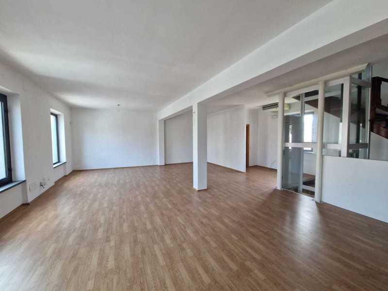 Capannone in Affitto a Lucca, zona Sant'Anna, 2'500&euro;, 280 m²